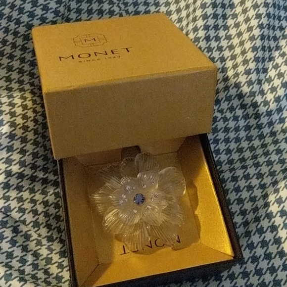 Monet Jewelry - Gorgeous flower pin🤍💙